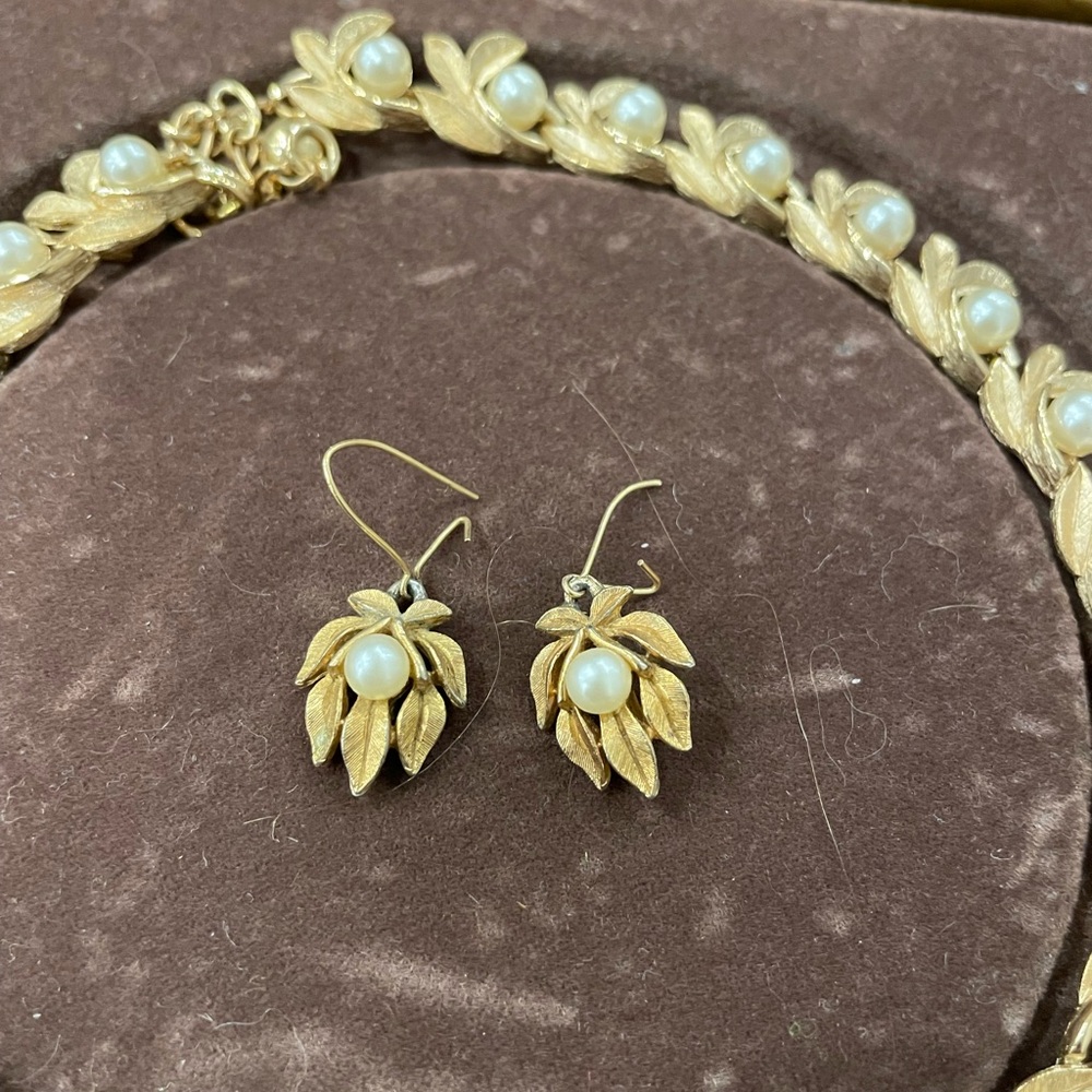 Vintage Avon Gold Leaves and Faux Pearl Jewelry Set - Picture 2 of 8